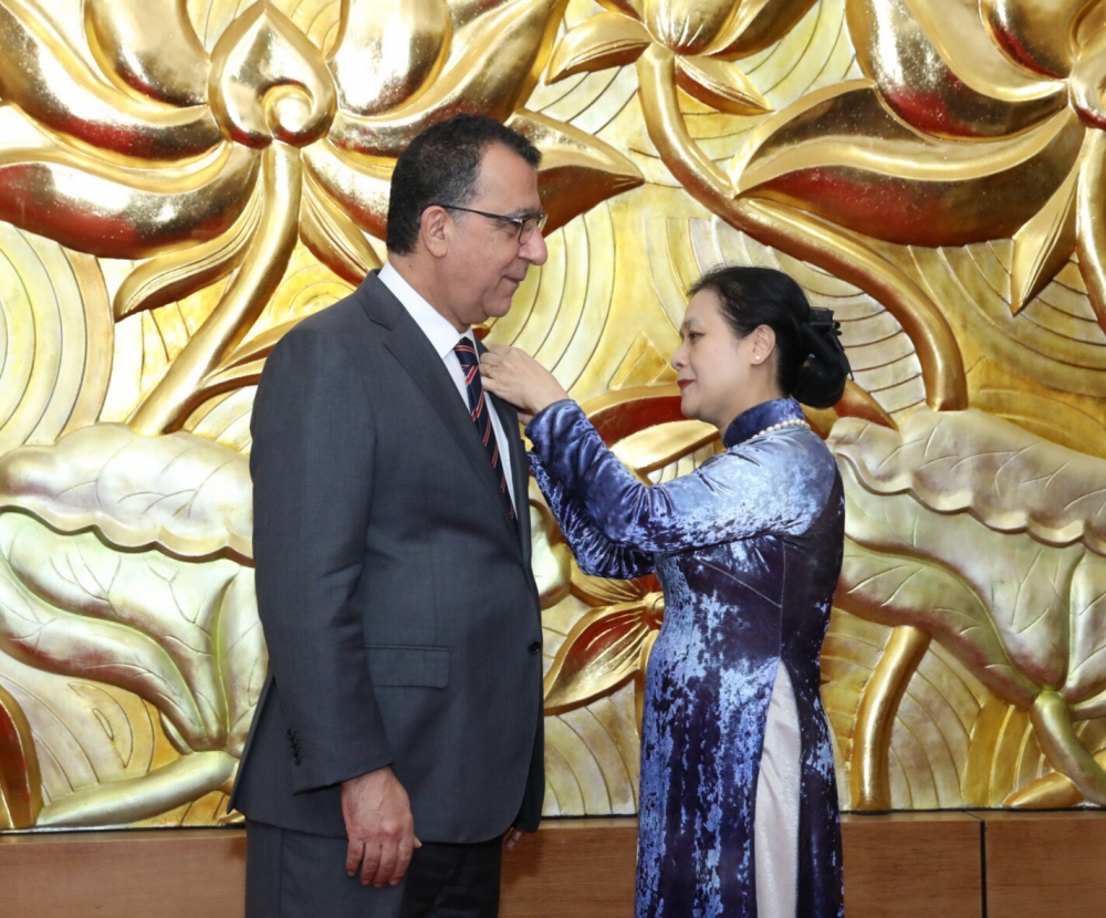Tặng kỷ niệm chương “Vì hoà bình, hữu nghị giữa các dân tộc” cho Đại sứ Chile tại Việt Nam