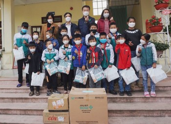 KFHI (Hàn Quốc) tặng khẩu trang y tế cho 274 học sinh tại Phú Thọ