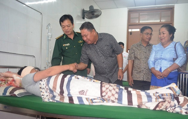 Phá băng ma tuý xuyên quốc gia: Ty an ninh Lào thăm chiến sĩ bị thương