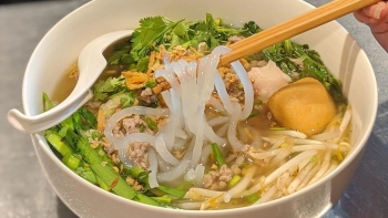Một ngày lang thang ở Huế trải nghiệm những món ăn hút khách du lịch