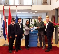 Tổ chức PUM (Hà Lan) tài trợ 60 bộ bảo hộ y tế hỗ trợ Việt Nam ngăn chặn virus Corona