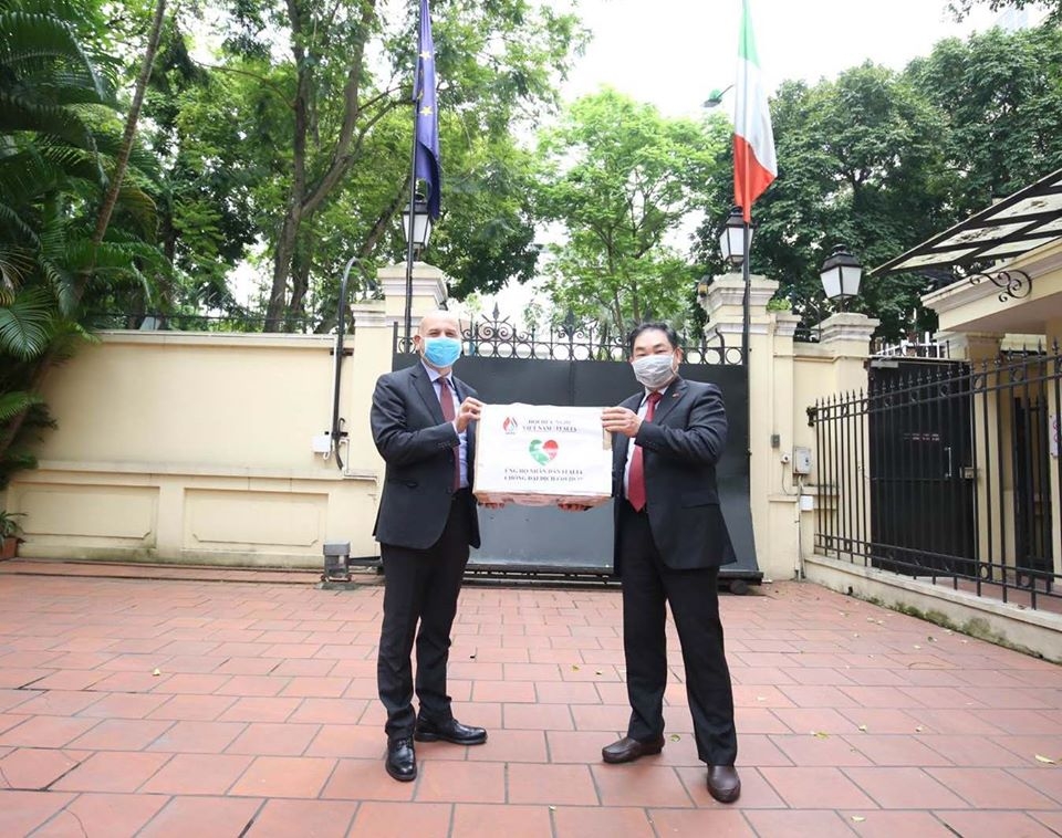 Hội Hữu nghị Việt Nam - Italia tặng 41.000 khẩu trang cho Đại sứ quán Italia tại Việt Nam