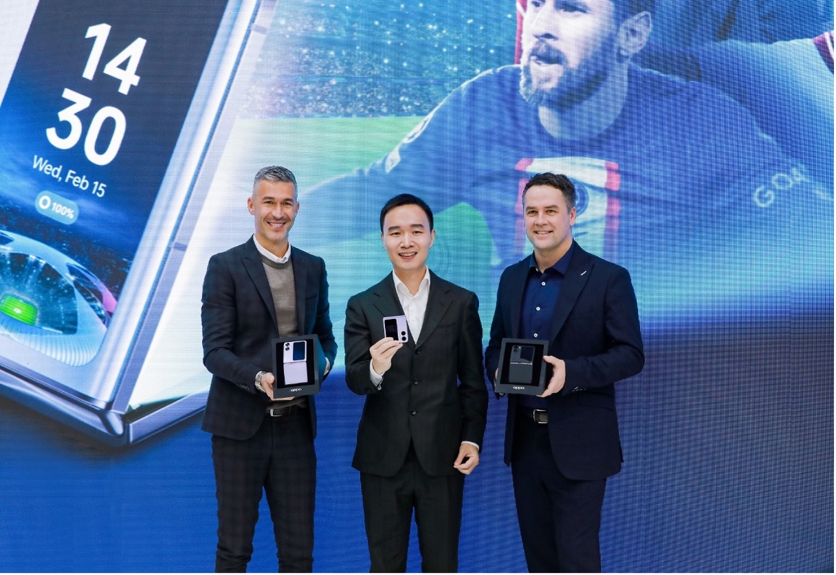 UEFA Champions League Ambassadors Michael Owen (right) and Luis Garcia (left) become the first global users of OPPO Find N2 Flip