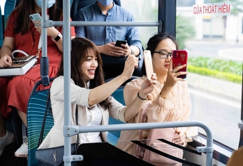 hao huc kham pha xe buyt dien dau tien tai viet nam voi nhung trai nghiem cuc chat