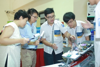 STEAM for Vietnam và VinUni tổ chức khóa học về robotics cho học sinh THPT