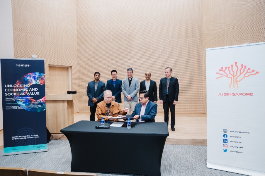 Matt Johnson, MD Data and AI, Temus, and Laurence Liew, Director of AI Innovation, AISG, at the Temus x MoU signing ceremony on Apr 13, 2023. Witnessing the signing ceremony were (from left) Temus' executives Srijay Ghosh and KC Yeoh, IMDA Chief Executive Lew Chuen Hong, as well as AISG's Deputy Executive Chairman Prof. Mohan Kankanhalli and Director of AI Innovation Laurence Liew.
