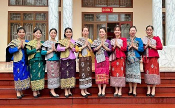 Người Lào tại Việt Nam đã có địa chỉ chọn quần áo đẹp đón Tết
