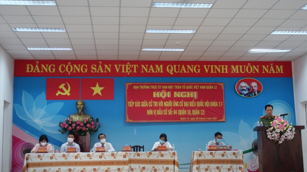 Các ứng cử viên đại biểu Quốc hội khóa XV đơn vị bầu cử số 04, TP. Hồ Chí Minh lắng nghe ý kiến của các cử tri.