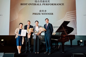 Bà Celine Goh, Tổng giám đốc của Steinway Singapore được nhận 3 giải thưởng ở Châu Á – Thái Bình Dương