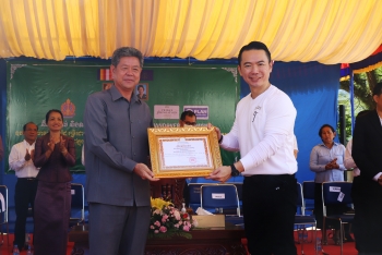 Prince Group và Plan International đã bàn giao 198 trạm rửa tay cho 99 trường học ở Sihanoukville