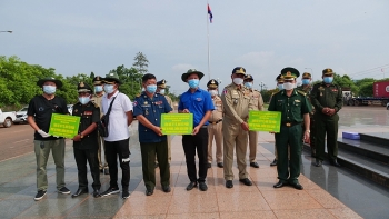 Thanh niên, BĐBP tỉnh Bình Phước tặng khẩu trang, đồ bảo hộ cho cho lực lượng vũ trang Campuchia