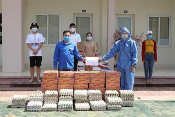 Đại sứ quán Việt Nam trao khẩu trang và thực phẩm hỗ trợ sinh viên Việt tại Lào gặp khó khăn