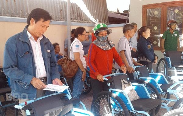 Tổ chức Trả lại tuổi thơ tặng 29 xe lăn tại Bình Định