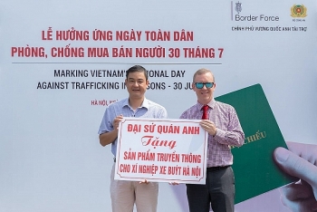 Đại sứ Anh và Hoa hậu Lương Thuỳ Linh tuyên truyền chống buôn bán người