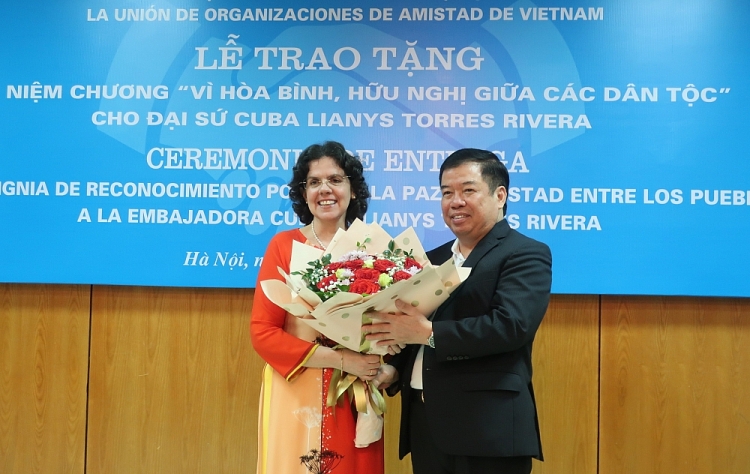 Trao Kỷ niệm chương “Vì hoà bình, hữu nghị giữa các dân tộc” cho Đại sứ Cuba tại Việt Nam