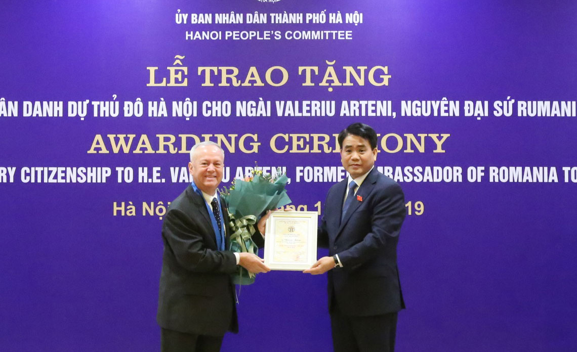 25 nam gan bo nguyen dai su rumani duoc tang danh hieu cong dan danh du thu do ha noi