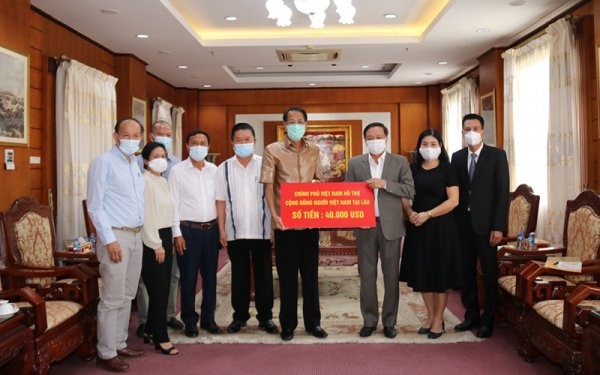 Chính phủ Việt Nam trao 40.000 USD hỗ trợ kiều bào tại Lào chống dịch COVID-19