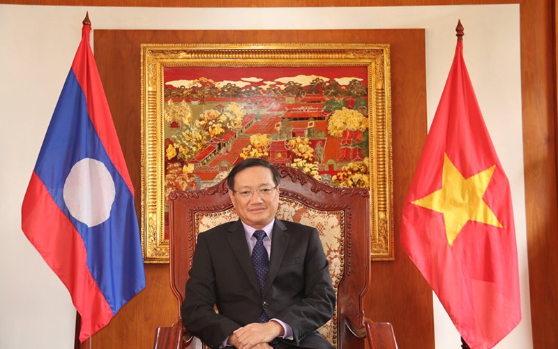 Chính phủ Việt Nam trao 40.000 USD hỗ trợ kiều bào tại Lào chống dịch COVID-19