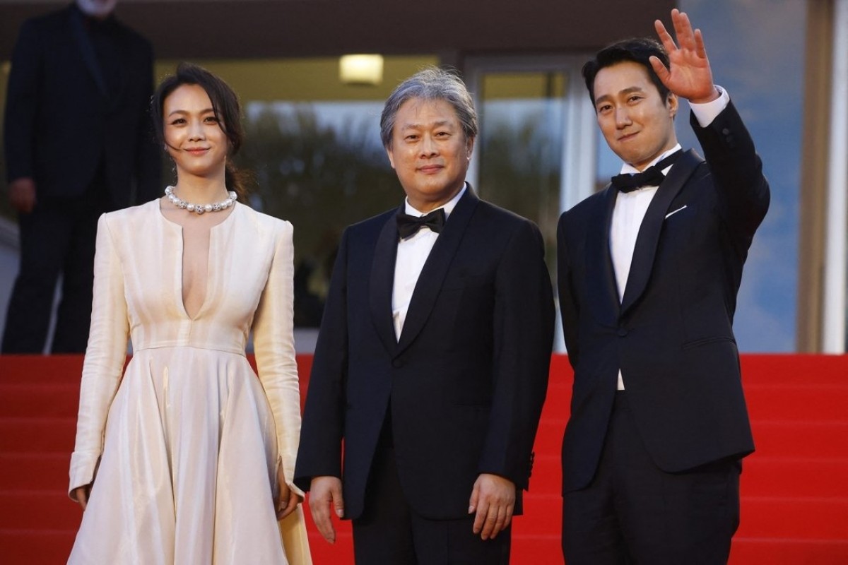 Đạo diễn Park Chan Wook (giữa) cùng 2 diễn viên chính tại LHP Cannes.