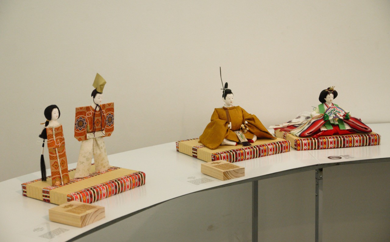 Búp bê Tachi-bina (cặp đôi đứng) và Dairi-bina (cặp đôi hoàng gia) được trung bày ở triển lãm. (Ảnh: Mai Hương)