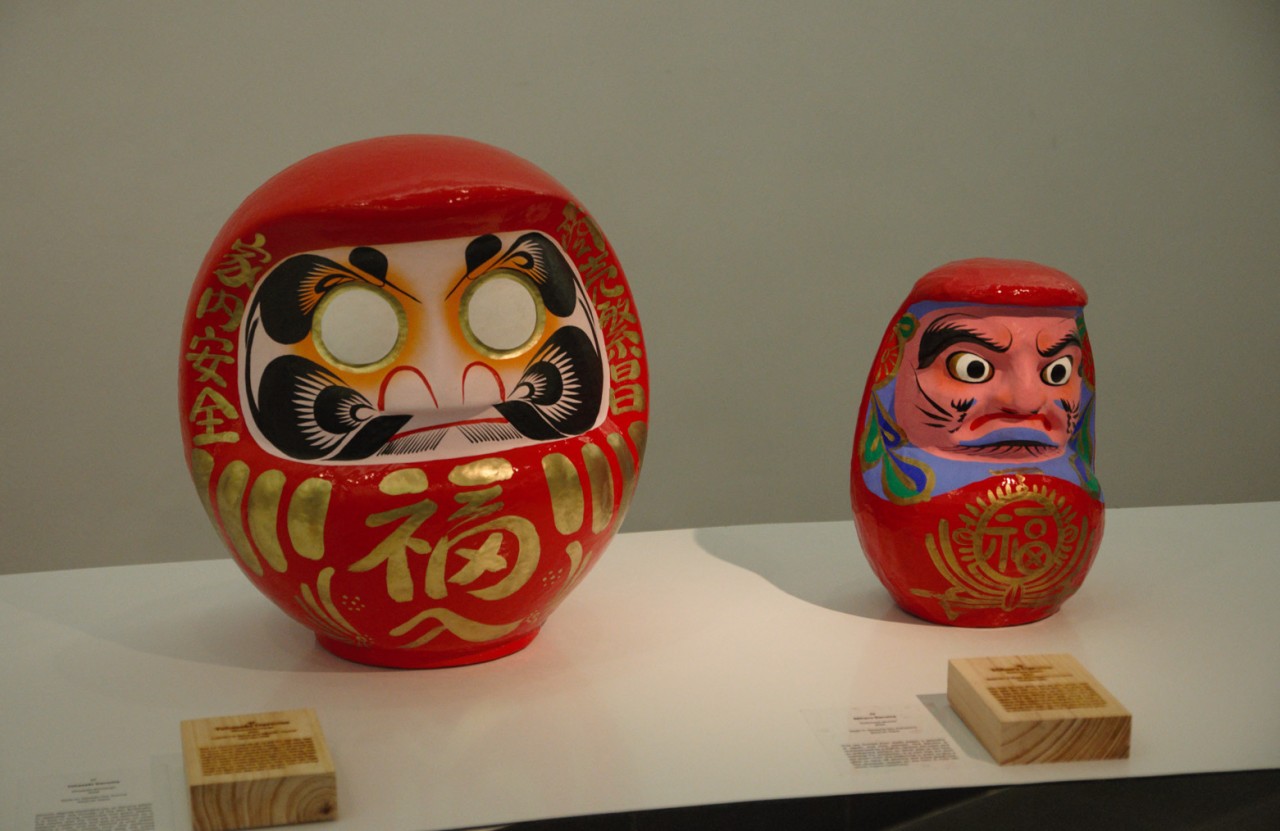Búp bê Takasaki Daruma (trái) và búp bê Miharu Daruma (phải) được làm từ giấy washi. (Ảnh: Mai Hương)