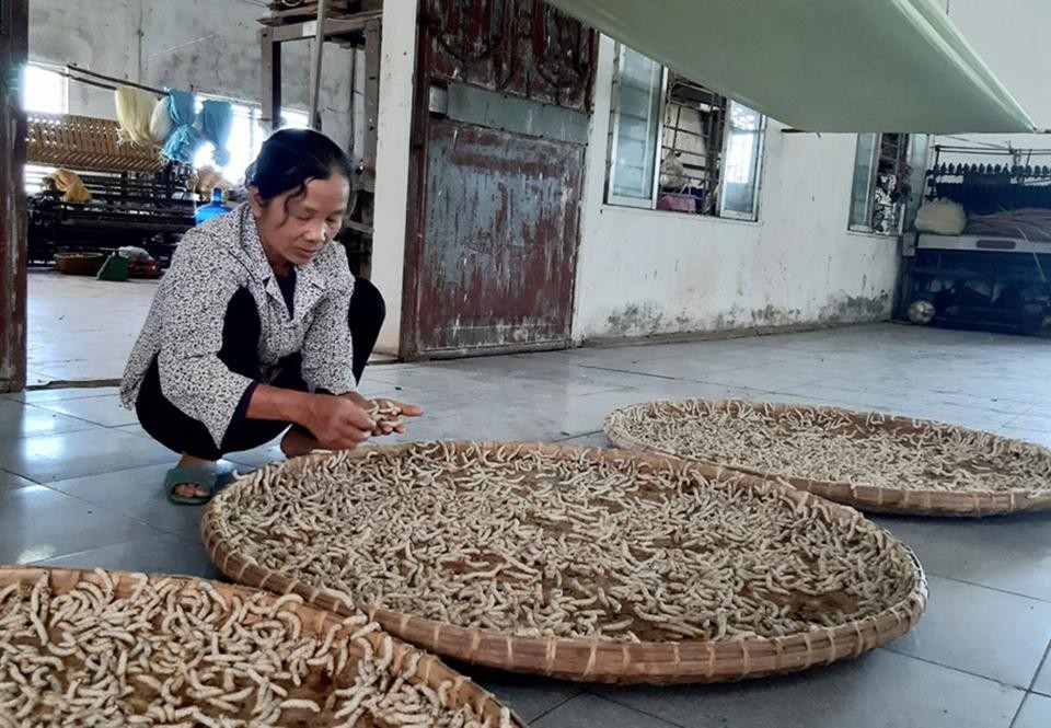 Người dân Phùng Xá gìn giữ nghề dệt lụa truyền thống Người dân Phùng Xá gìn giữ nghề dệt lụa truyền thống