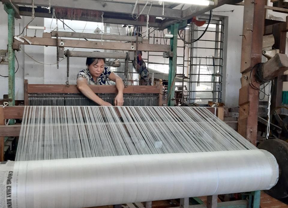 Người dân Phùng Xá gìn giữ nghề dệt lụa truyền thống Người dân Phùng Xá gìn giữ nghề dệt lụa truyền thống