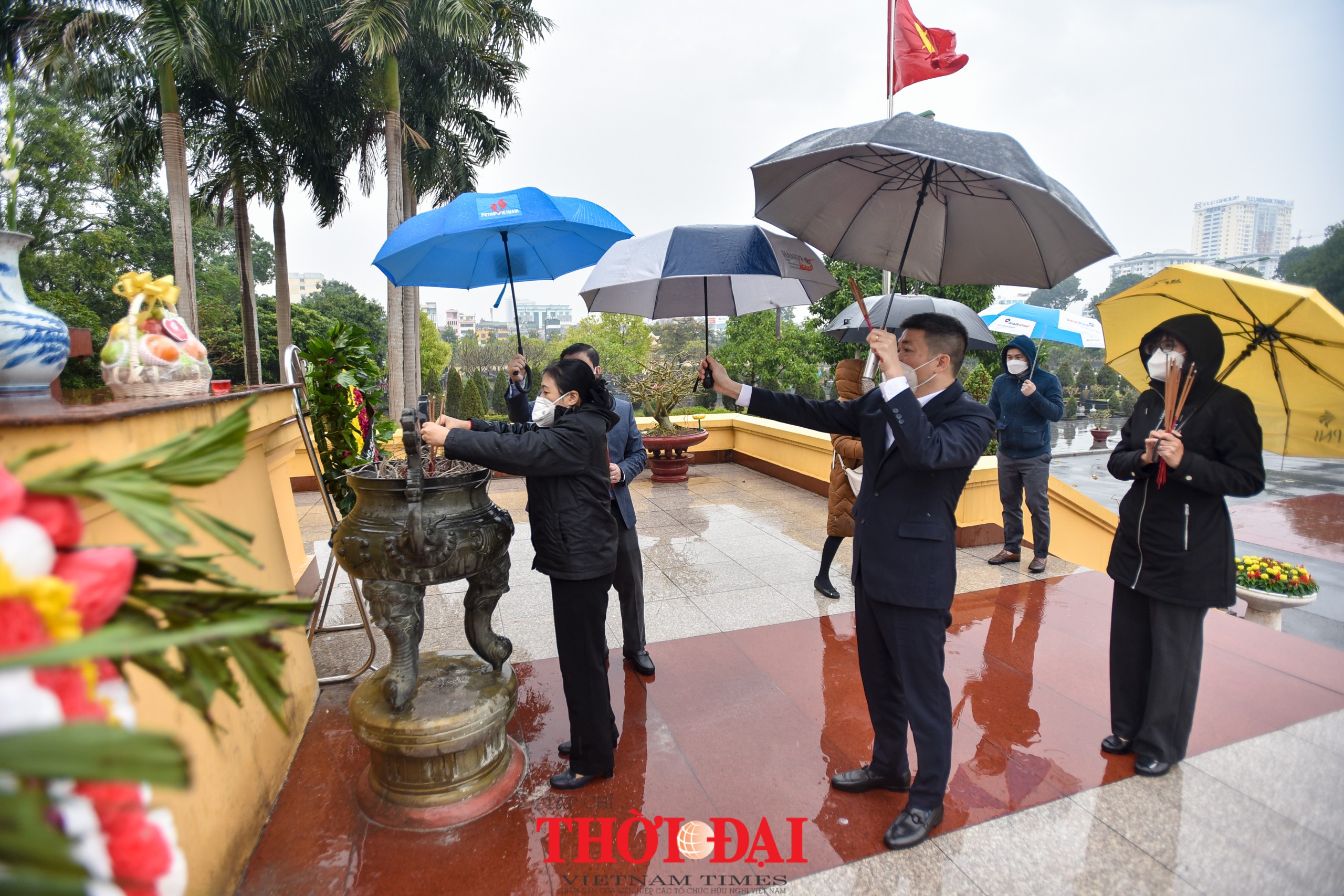 Đoàn đại biểu VUFO dâng hương tưởng niệm các anh hùng, liệt sỹ tại nghĩa trang Mai Dịch