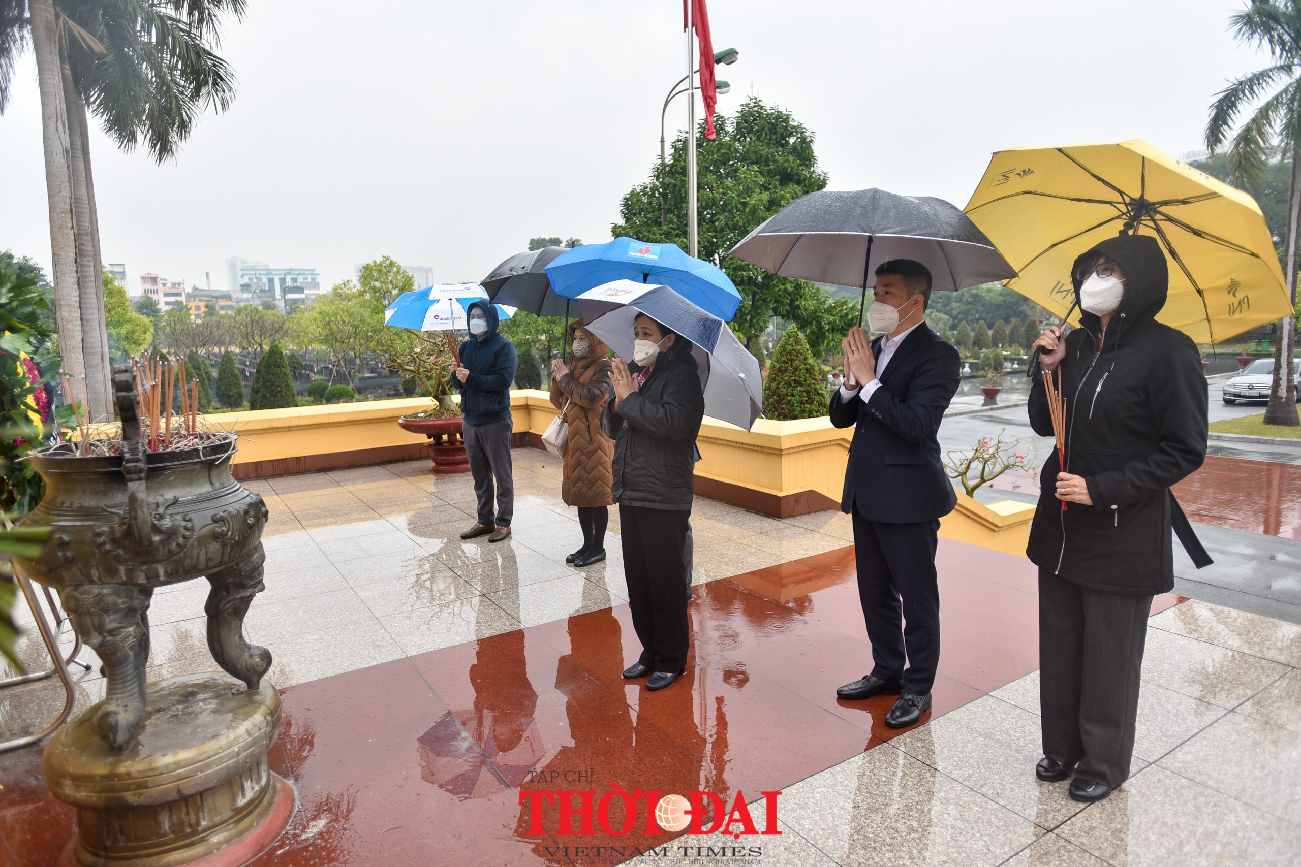 Đoàn đại biểu VUFO dâng hương tưởng niệm các anh hùng, liệt sỹ tại nghĩa trang Mai Dịch