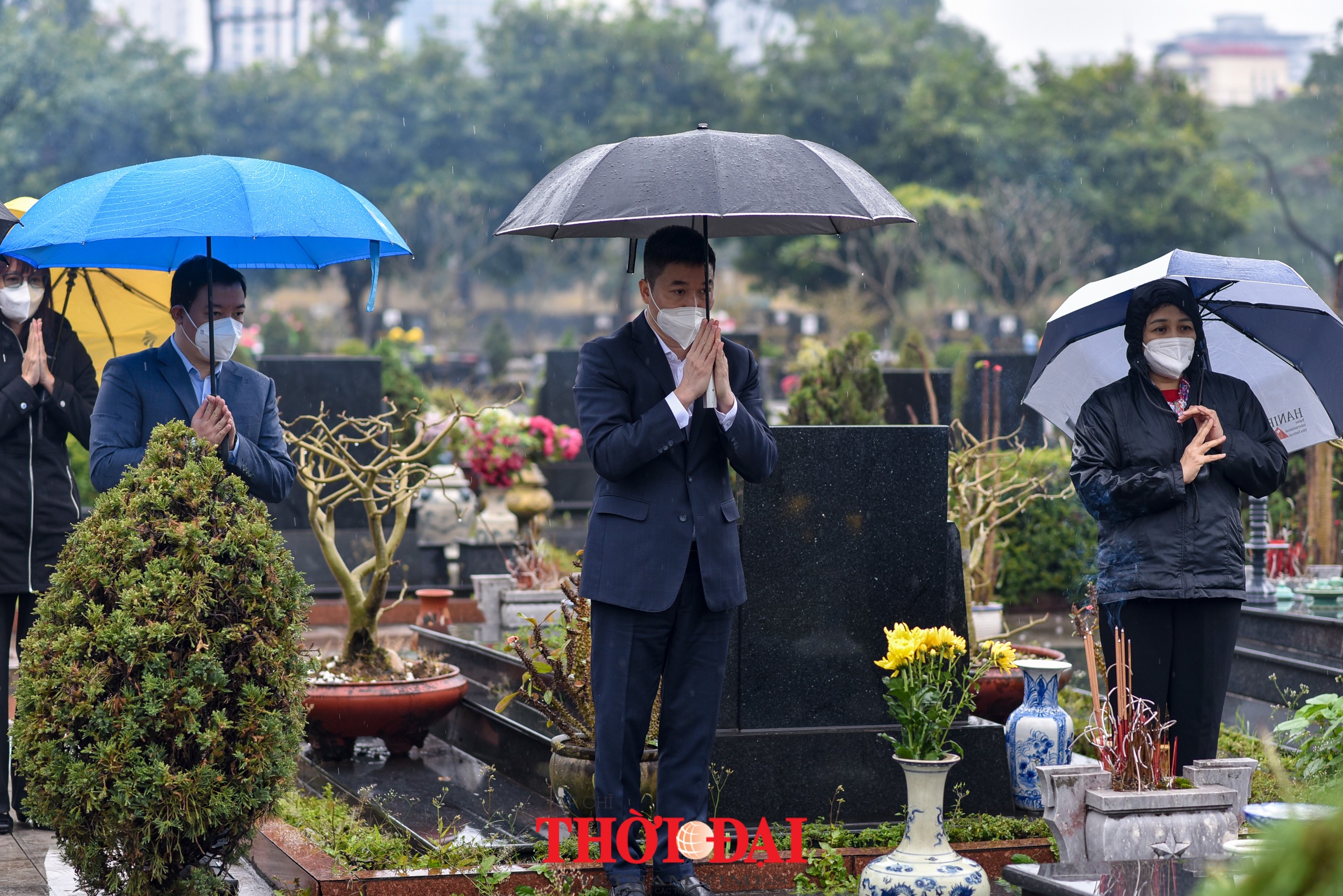 Đoàn đại biểu VUFO dâng hương tưởng niệm các anh hùng, liệt sỹ tại nghĩa trang Mai Dịch