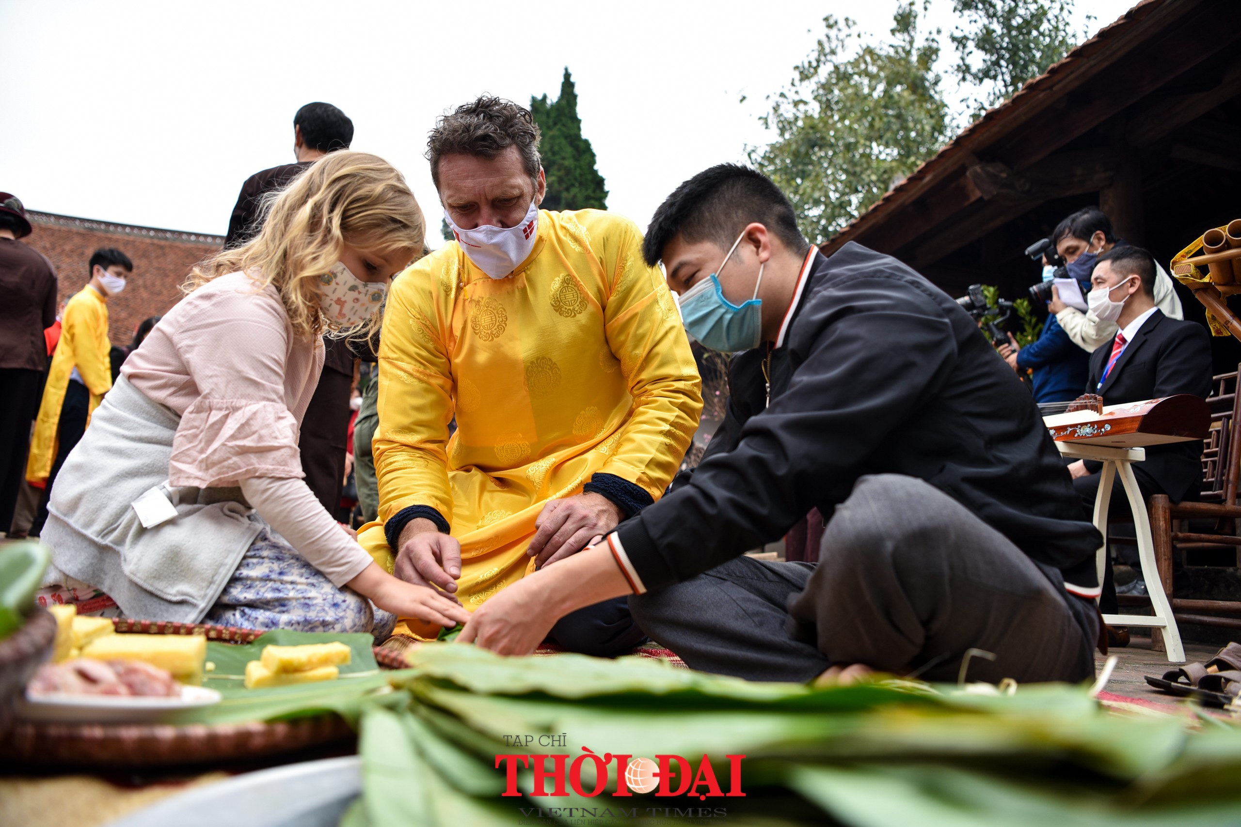 Gần 30 Đại sứ, nhân viên ngoại giao, các tổ chức quốc tế trải nghiệm Tết cổ truyền Việt Nam ở làng cổ Đường Lâm