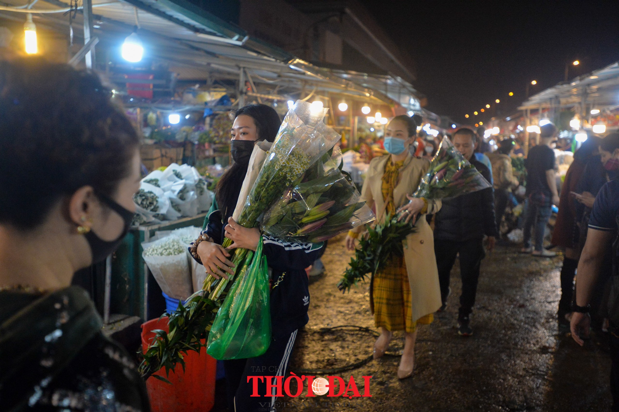 Chợ hoa Quảng An nhộn nhịp đêm trước ngày lễ Tình nhân