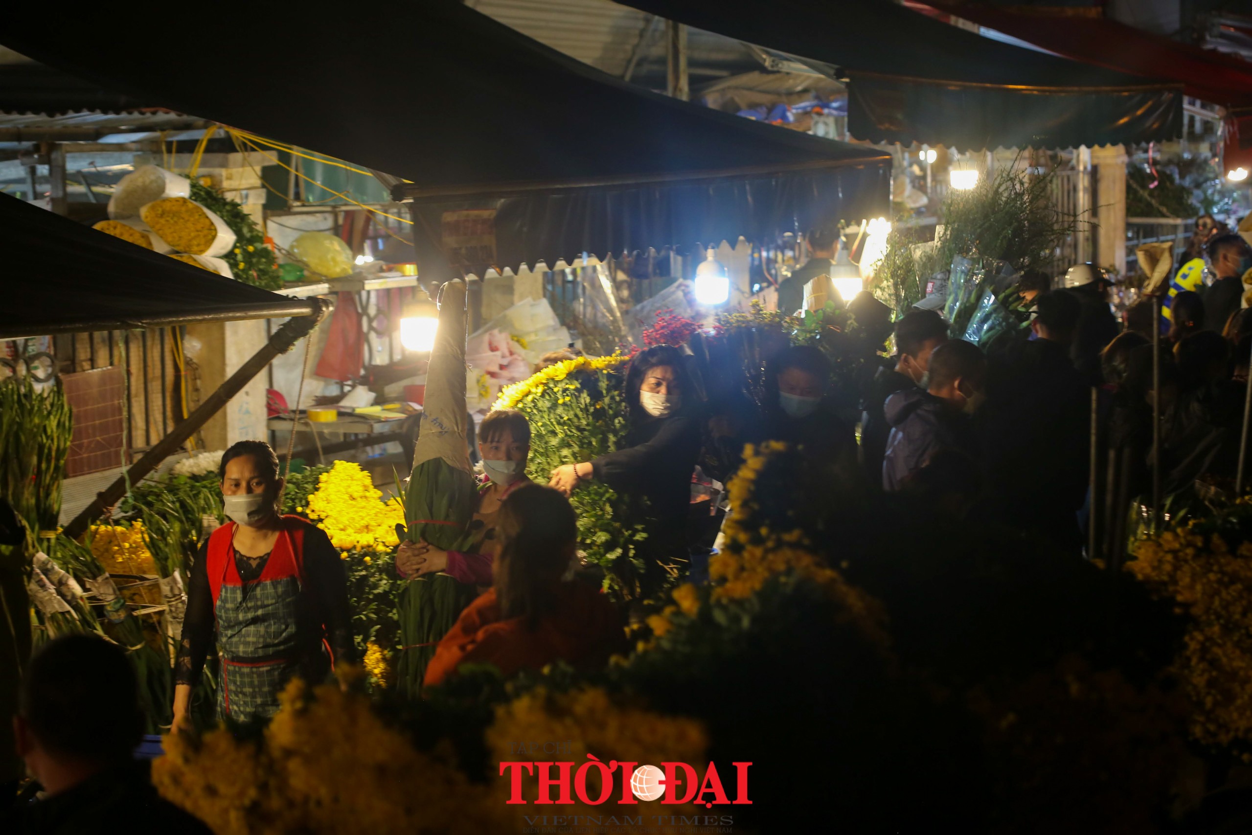 Chợ hoa Quảng An nhộn nhịp đêm trước ngày lễ Tình nhân
