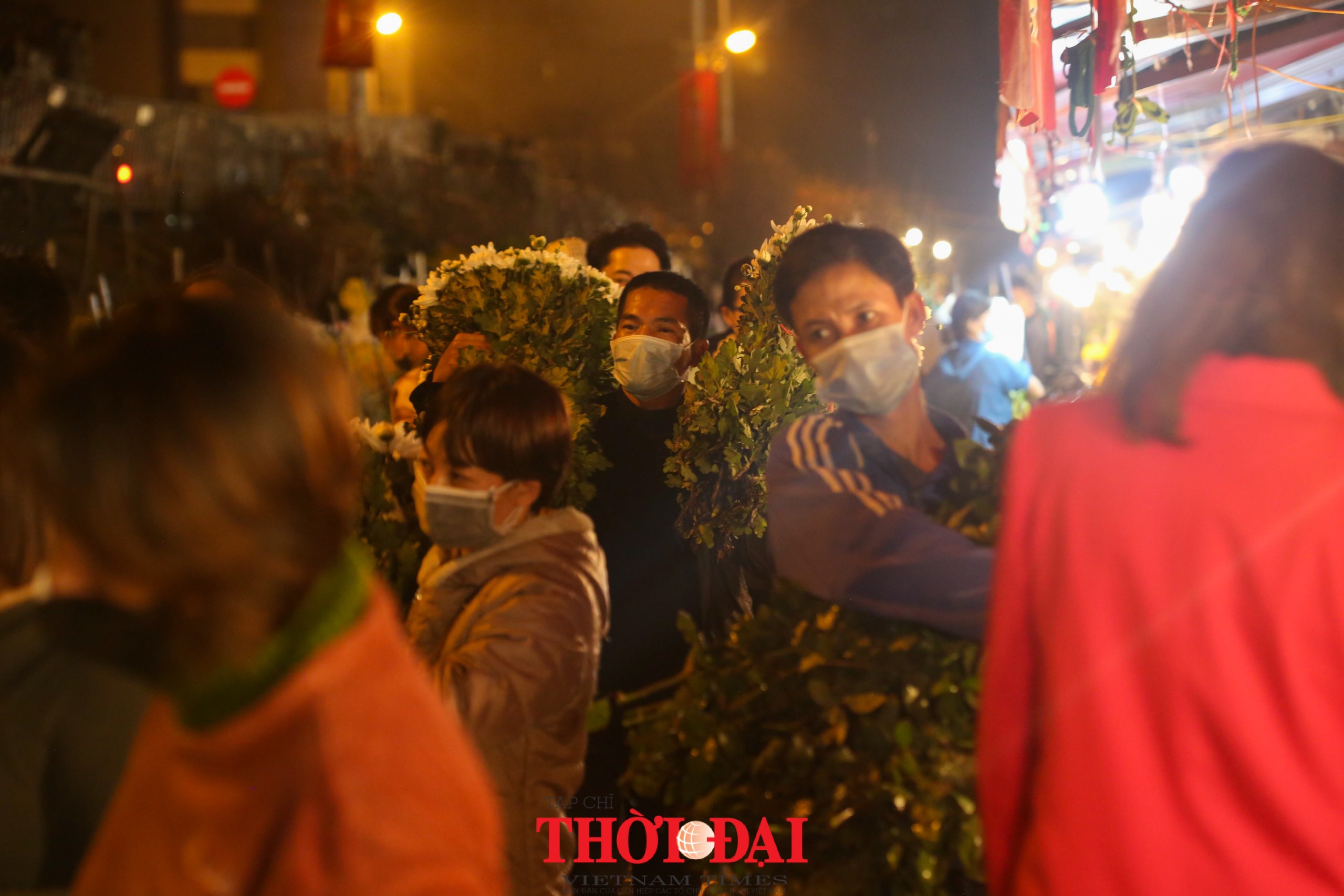 Chợ hoa Quảng An nhộn nhịp đêm trước ngày lễ Tình nhân