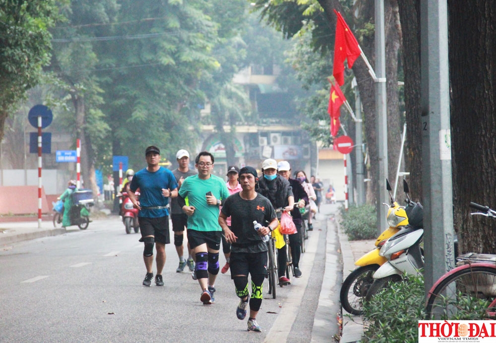 pho di bo ha noi ron rang khong khi tet trong sang ngay dau tien buoc vao thap nien moi