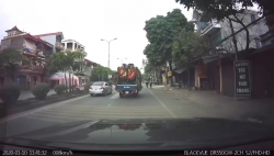 Video: Xe tang lạng lách, tạt đầu ô tô con giữa đường phố Hà Nội