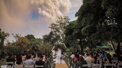 Đám cưới dưới chân núi lửa đang phun trào của cặp cô dâu chú rể Philippines