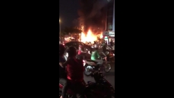 Video: Xe giường nằm bốc cháy rừng rực giữa phố đông người ở TP Hồ Chí Minh