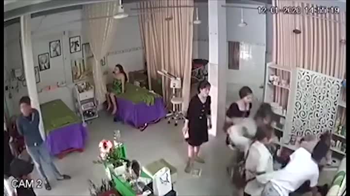 video chu tiem spa bat ngo bi nhom con do xong vao tiem danh