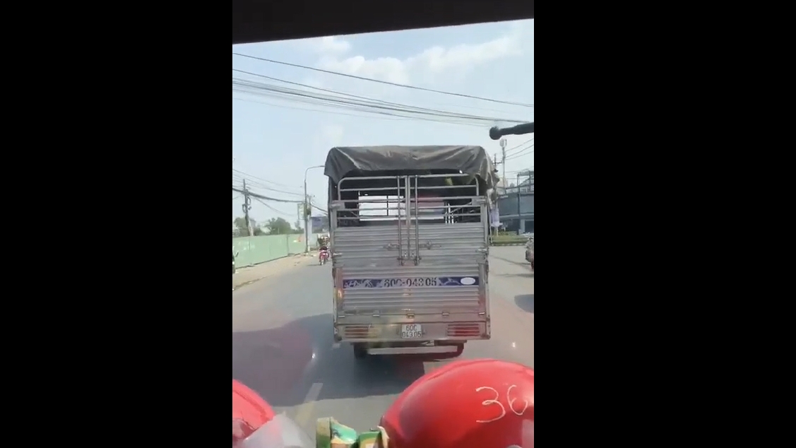 video xe cuu hoa hu coi xe tai van gia diec quyet khong nhuong duong