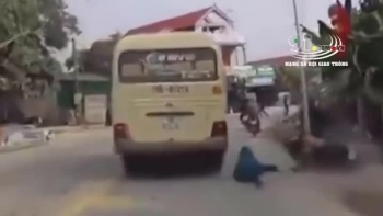 video xe khach bien nam dinh vuot au tai xe xe may suyt chet