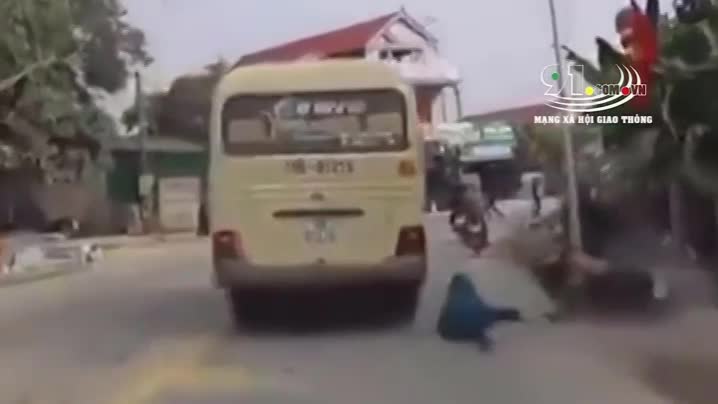 video xe khach bien nam dinh vuot au tai xe xe may suyt chet