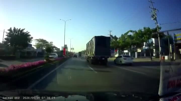 video xe tai chuyen lan au dam o to con xoay ngang 90 do giua cao toc