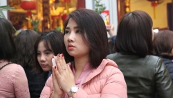 Vãn cảnh chùa Tết: Phủ Tây Hồ cầu gì? Cách sắm lễ để “cầu gì được nấy”