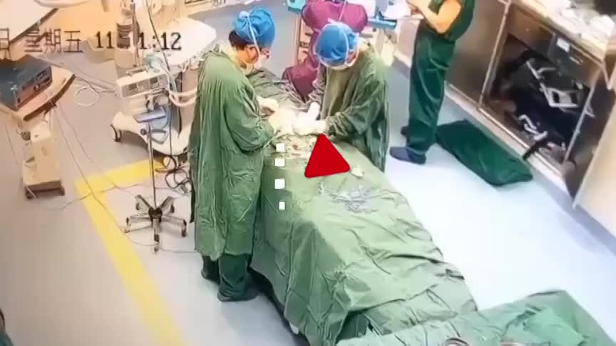 video bac si ngat ngay tren ban mo vi lam viec lien tuc 17 tieng dong ho