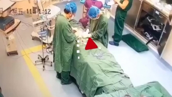 video bac si ngat ngay tren ban mo vi lam viec lien tuc 17 tieng dong ho