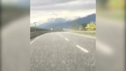 Video: Mưa đá rơi trắng đường cao tốc Nội Bài - Lào Cai