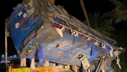 Xe khách chở 46 người lật nhào trên đường đúng đêm mùng 1 Tết