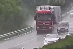 Video: Đi vào "điểm mù" xe tải, xe 4 chỗ bị ép đâm xuyên ta-luy