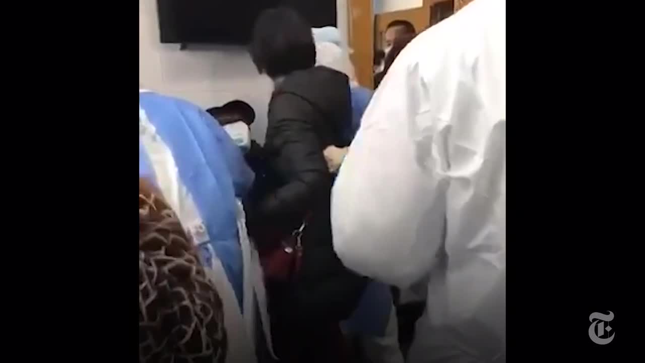 video nguoi dan vu han gao khoc cau xin duoc xet nghiem virus corona